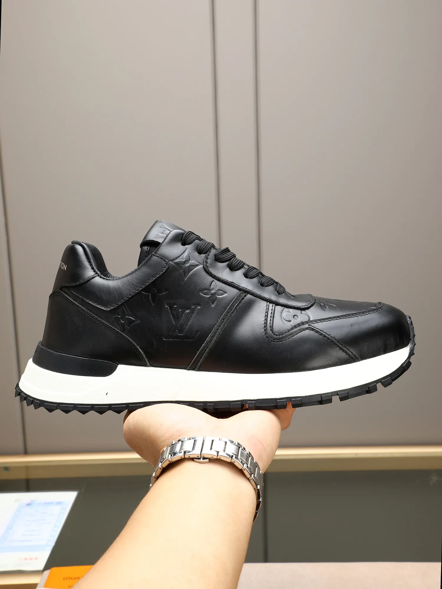 Men's Shoes 💰660 L The Run Away Maxi sneaker debuts in the 2025 collection and continues the iconic design of the Run Away sneaker. The smooth cowhide leather upper features contrasting LV lettering and Vuitton logos, and a lightweight rubber wedge outsole evokes running shoe construction. High level of comfort. Looks good, wears well and matches well. Worth buying! 7 color selection size: 39-44 (45 customized)